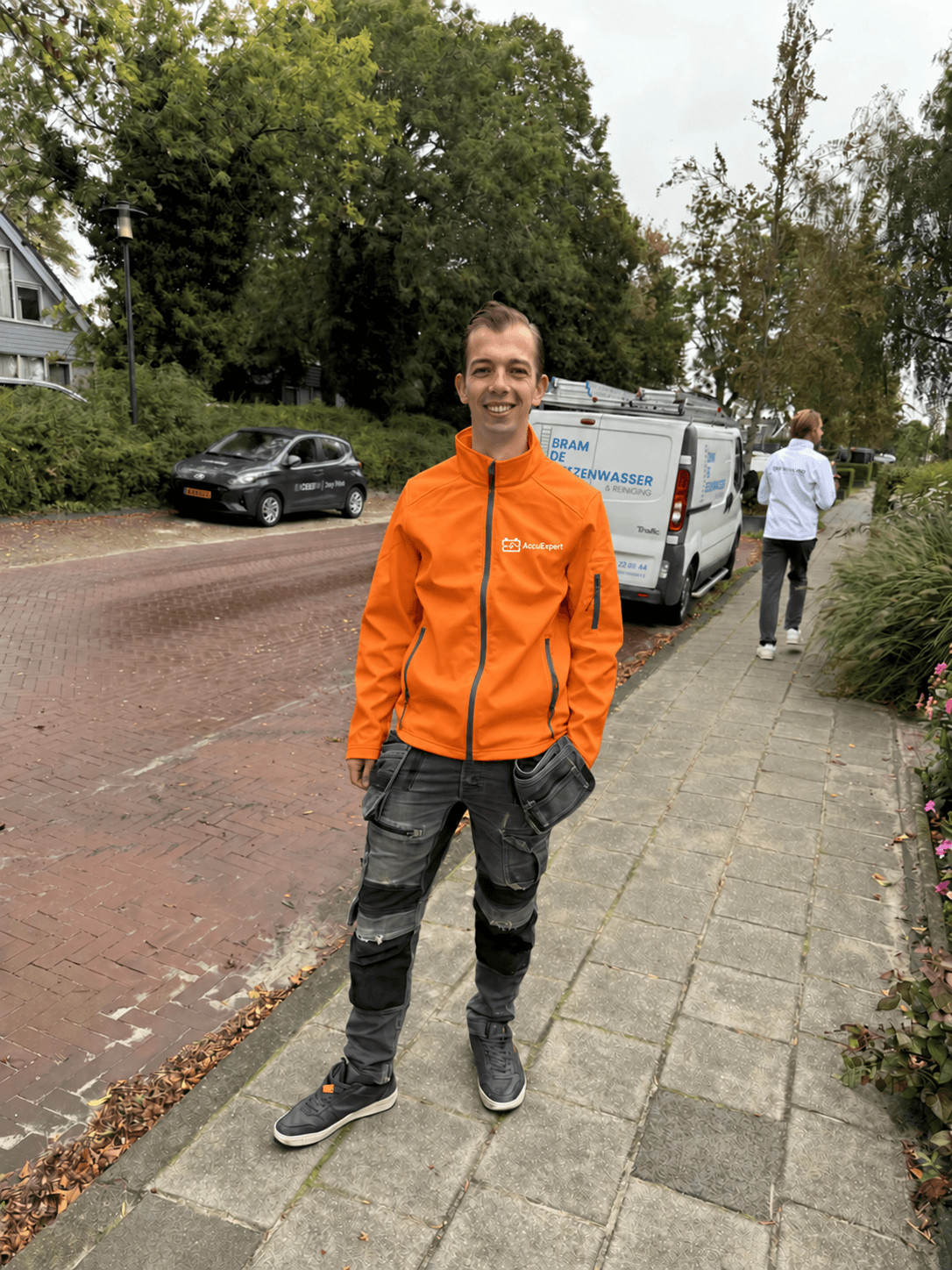 Mees van AccuExpert in een oranje jas op locatie